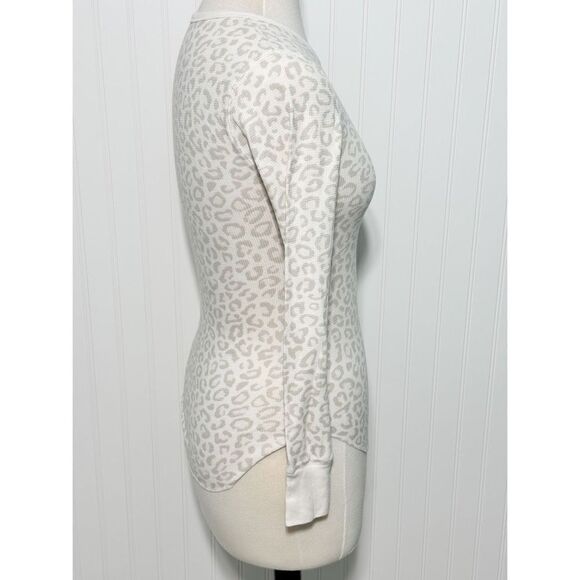 Old Navy Women's Leopard Print Long Sleeve Thermal‎ Top Cream White Size Small - Picture 4 of 9